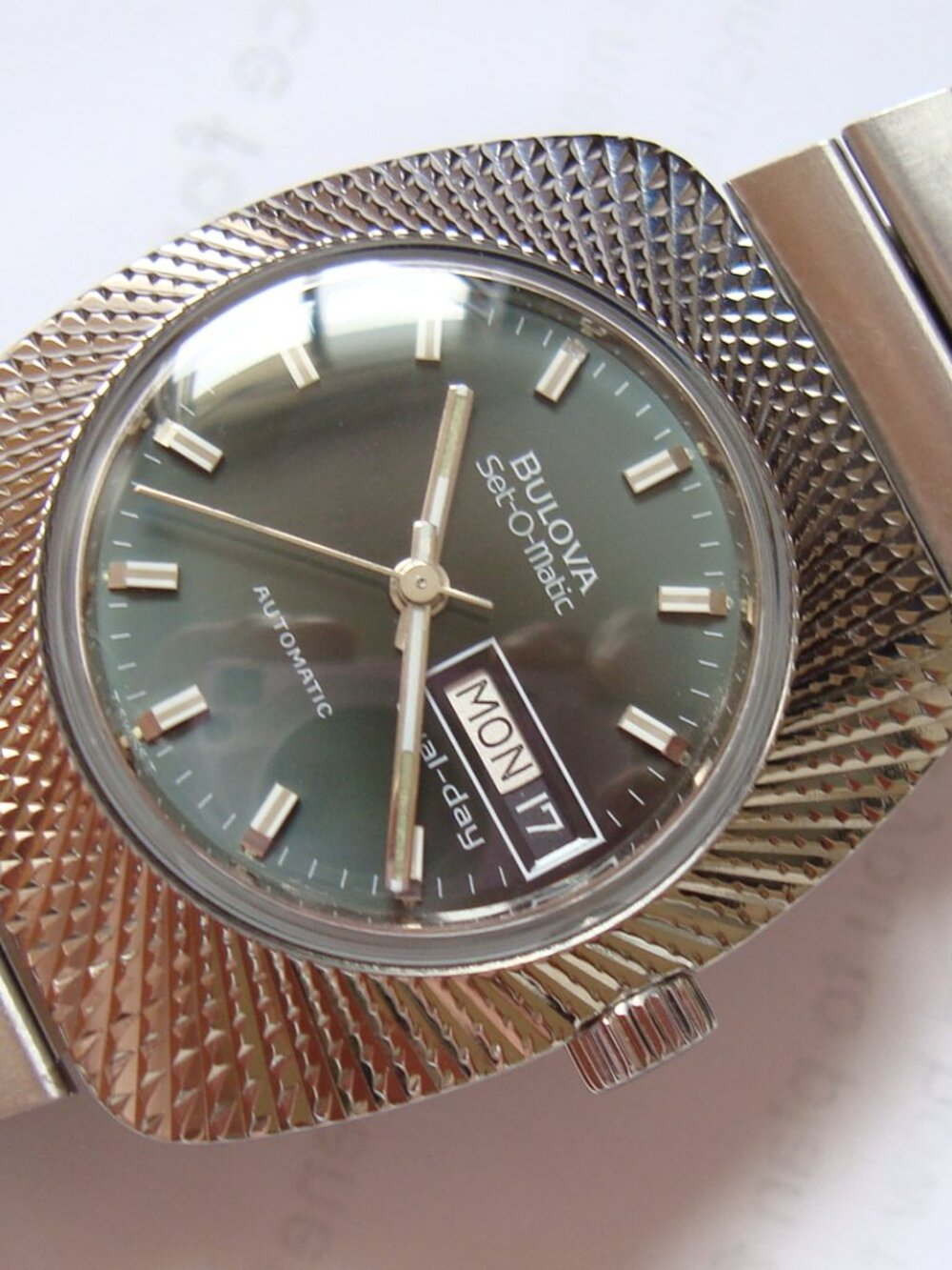 AUTOMATIC BULOVA ,CUSTOM CASE , RUN GREAT